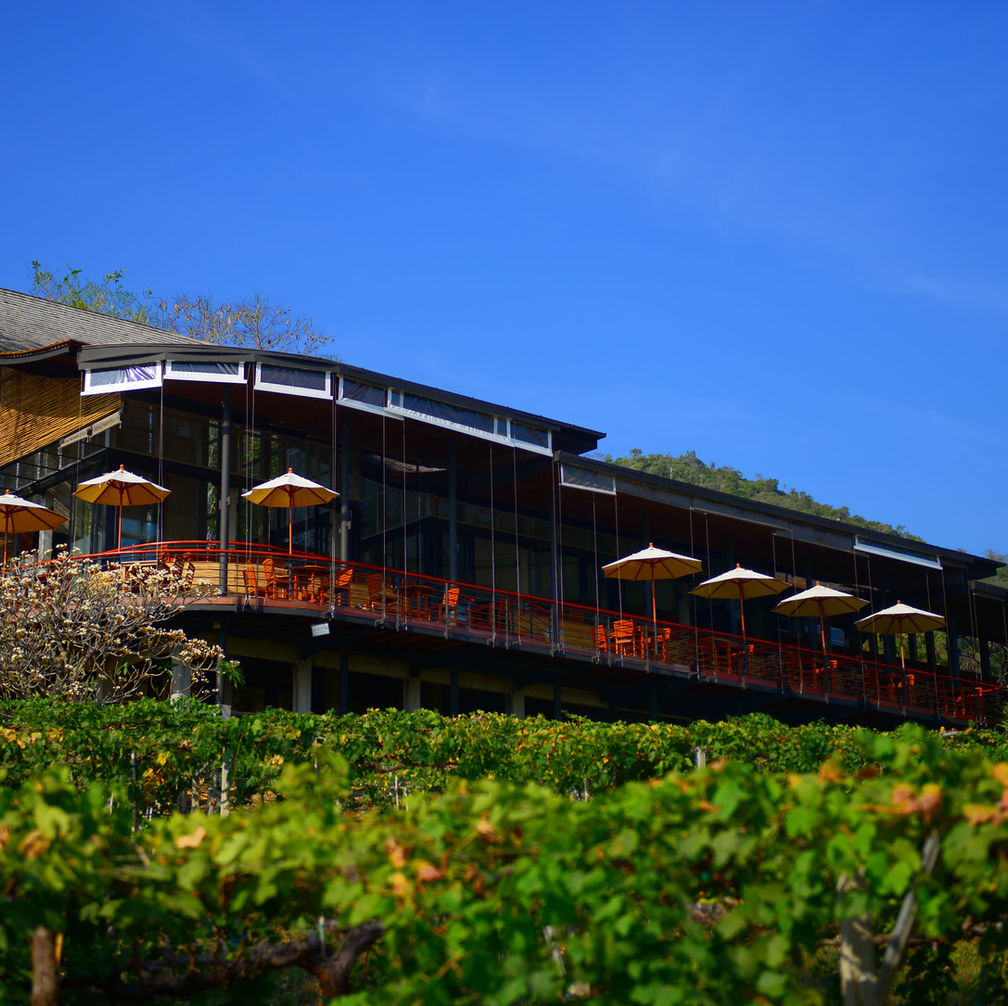 มุมจัดเลี้ยงริมสระ The Spirit Resort