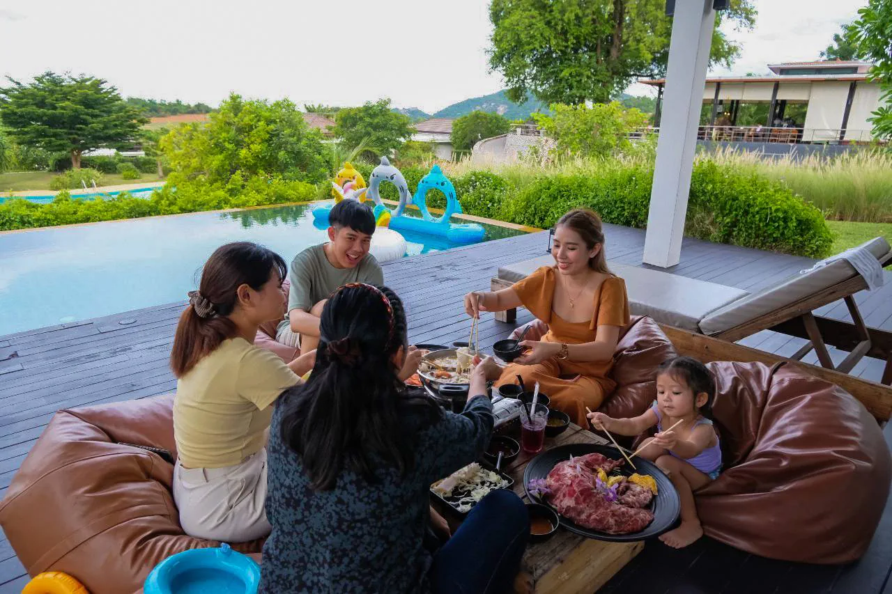 บรรยากาศชาบูริมสระที่ The Spirit Hua Hin Resort