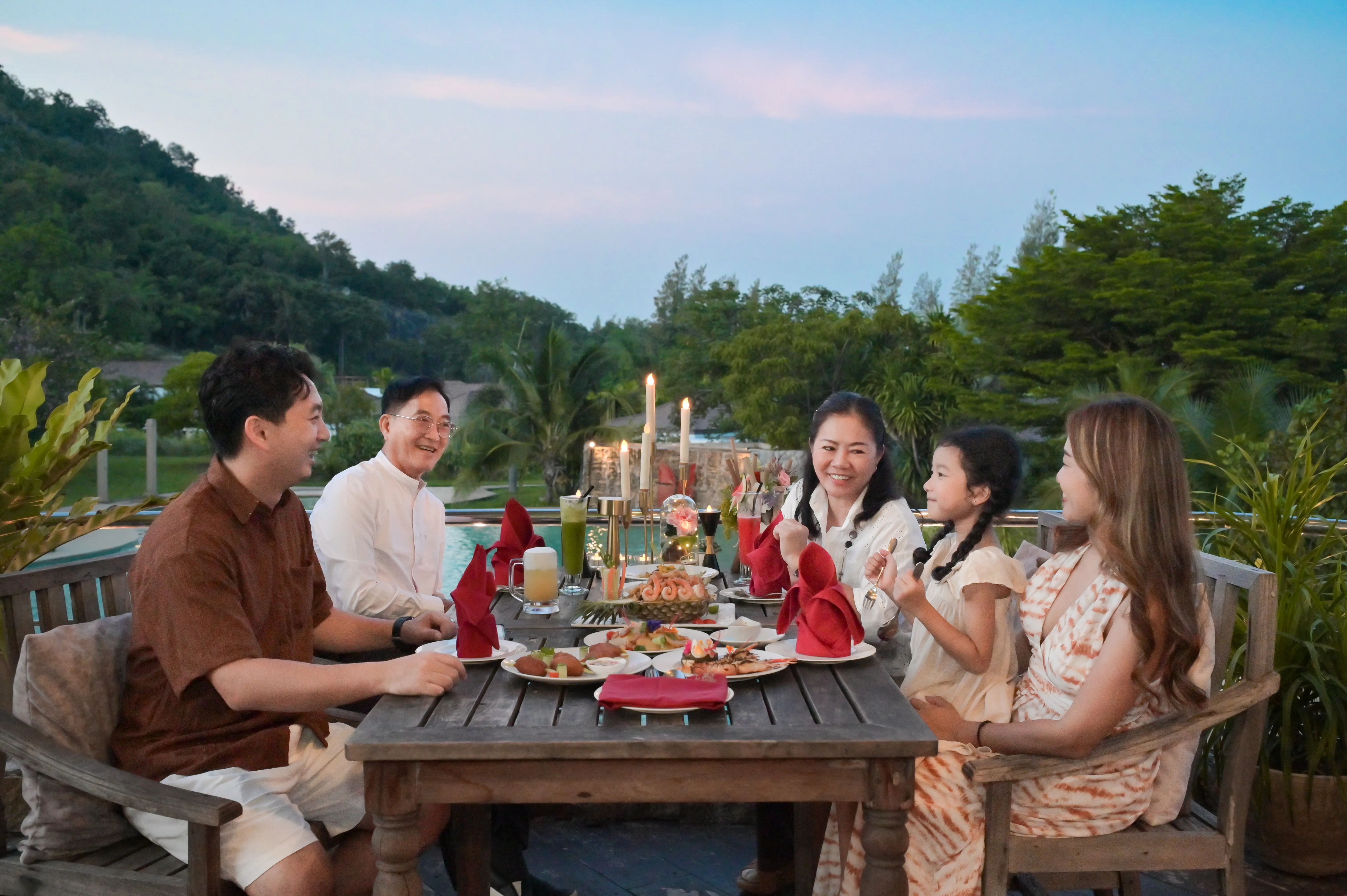 ที่พักหัวหิน พูลวิลล่าส่วนตัว วิวทะเล - Family dining atmosphere